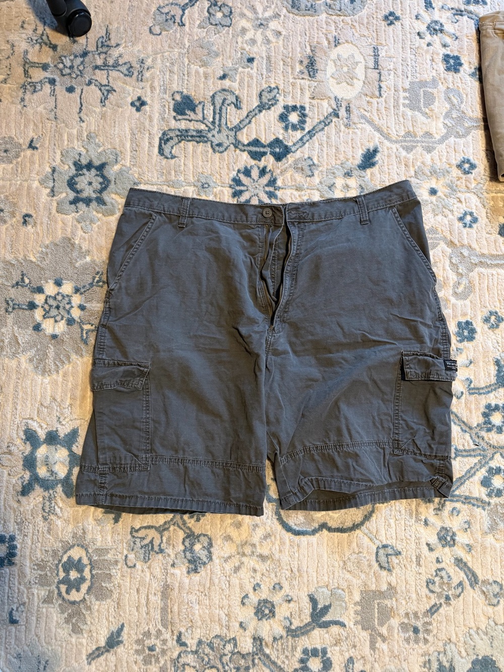 Men's Wrangler Cargo Shorts in Dark Gray - Classic Casual Style